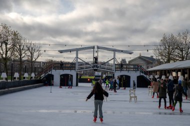 Amsterdam 'daki Müze' de Buz Pateni Halkası Hollanda 23-11-2022