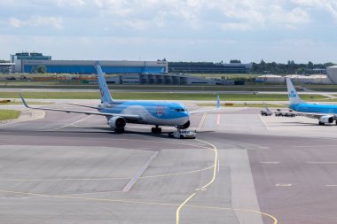 Schiphol Havaalanı 'ndaki TUI şirketi uçağı Hollanda 25-5-2022