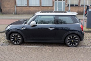 Amsterdam 'da siyah bir Mini Cooper S Car 20-3-2024 Hollanda