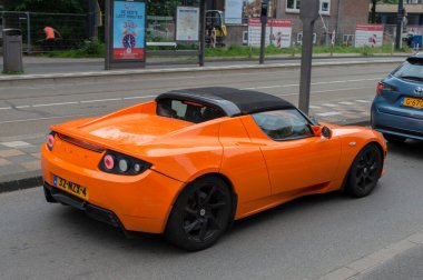 Amsterdam 'da Bir Turuncu Tesla Sportscar Hollanda 17-5-2024