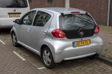 Bir Toyota Aygo arabası Amsterdam 17-3-2024