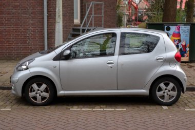 Bir Toyota Aygo arabası Amsterdam 17-3-2024