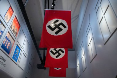 Nazi bayrakları Amsterdam 'daki direniş müzesinin içinde Hollanda 18-5-2024