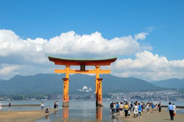 Miyajima 'daki Itsukushima Tapınağı' ndan Torii 'deki İnsanlar 25-6-2016