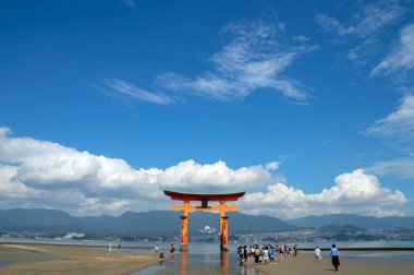 Miyajima 'daki Itsukushima Tapınağı' ndan Torii 'deki İnsanlar 25-6-2016