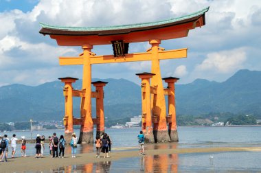 Miyajima 'daki Itsukushima Tapınağı' ndan Torii 'deki İnsanlar 25-6-2016