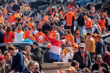 Amsterdam 'da Kraliyet Günü Teknelerinde İnsanlar 24-7-2023