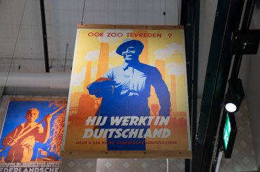 Amsterdam 'daki Direniş Müzesi' nin içindeki Propaganda Posteri Hollanda 18-5-2024