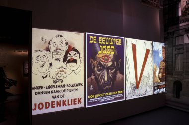 Amsterdam 'daki Direniş Müzesi' nin içindeki Propaganda posterleri Hollanda 18-5-2024