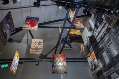 Amsterdam 'daki Direniş Müzesi' nin içindeki Propaganda posterleri Hollanda 18-5-2024