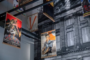 Amsterdam 'daki Direniş Müzesi' nin içindeki Propaganda posterleri Hollanda 18-5-2024