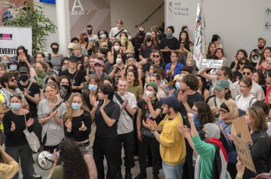 Binanın içindeki öğrenciler UVA Üniversitesi 'ndeki Filistinli öğrencileri serbest bıraktı. Hollanda 13-5-2024