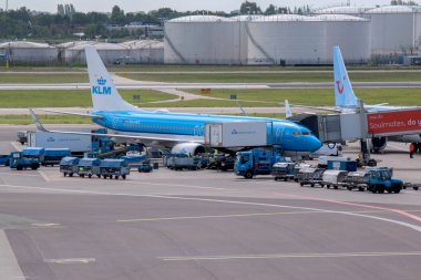 Amsterdam 'daki Schiphol' da 25-5-2022 sayılı KLM uçağı tedarik ediliyor.