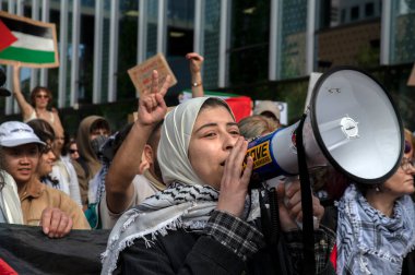 UVA Üniversitesi Amsterdam 7-5-2024 Öğrenci Gösterisinde Bir Kadın Protesto Ediyor