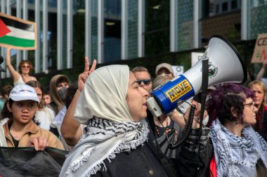 UVA Üniversitesi Amsterdam 7-5-2024 Öğrenci Gösterisinde Bir Kadın Protesto Ediyor