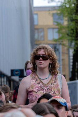 UVA Üniversitesi Amsterdam 7-5-2024 Öğrenci Gösterisinde Bir Kadın Protesto Ediyor