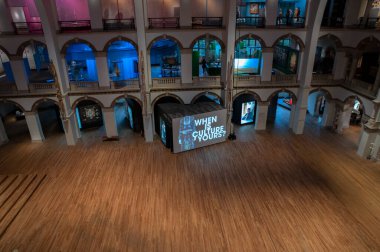 Amsterdam 'daki Wereldmuseum Müzesi' nin ana binasındaki manzaranın üstünde Hollanda 31-5-2024