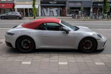 Amsterdam 'da Bir Elektrikli Porsche 30-6-2024 Hollanda