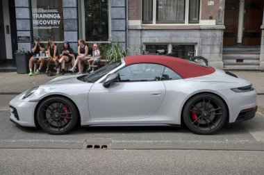 Amsterdam 'da Bir Elektrikli Porsche 30-6-2024 Hollanda