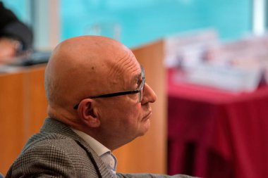 Anton Van Schijndel Amsterdam Raadszaal binasındaki halk toplantısında Hollanda 10-5-2024