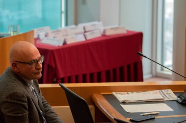 Anton Van Schijndel Amsterdam Raadszaal binasındaki halk toplantısında Hollanda 10-5-2024