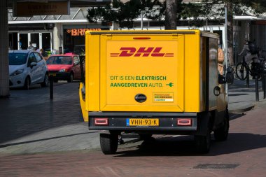 Amsterdam 'daki DHL Mini Kamyonu Hollanda 30-3-2023