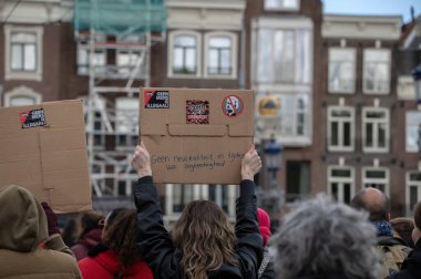 Uluslararası Irkçılık ve Ayrımcılığa Karşı Gün 'de, Amsterdam' da 21 Mart 'ta, 23-3-2024 tarihli Hollanda Komitesinin arkasında duran ilan tahtası.