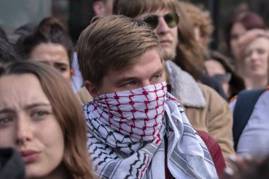 Keffiyeh Şallı Genç Adam UVA Üniversitesi 'nden Özgür Filistinli Öğrenci Gösterisinde Hollanda 7-5-2024