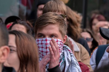 Keffiyeh Şallı Genç Adam UVA Üniversitesi 'nden Özgür Filistinli Öğrenci Gösterisinde Hollanda 7-5-2024