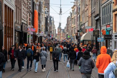 Amsterdam 'daki Leidsestraat' ta yürüyüş yapan büyük bir grup. 27-4-2023
