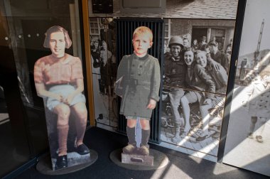 Girişteki fotoğraflar Amsterdam 'daki Direniş Müzesi Hollanda 18-5-2024