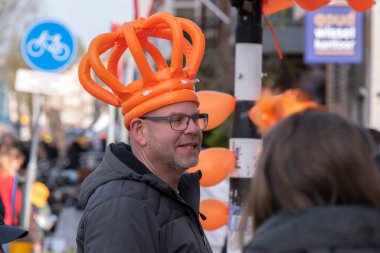 Kingsday Amsterdam 'da Plastik Taçlı Adam 27-4-2023 Hollanda