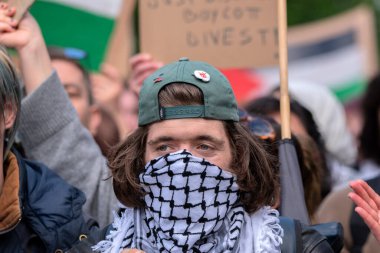 UVA Üniversitesi Amsterdam 'daki Öğrenci Gösterisinde Şallı Adam 7-5-2024