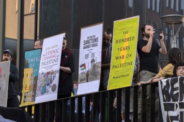 UVA Üniversitesi Amsterdam 13-5-2024 Öğrenci Gösterisi 'nde pek çok ilan panosu Özgür Filistinli