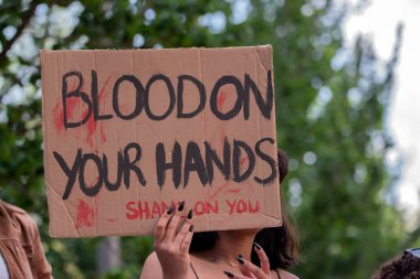 UVA Üniversitesi, Amsterdam 13-5-2024 Öğrenci Gösterisinde Ellerinize Kanlı Pano Kanı bulaşmış