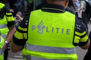 Amsterdam 'da Polisin Arkasında Logo 13-5-2024