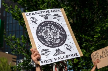 UVA Üniversitesi Amsterdam 7-5-2024 Öğrenci Gösterisinde Billboard Ateşi Durdu