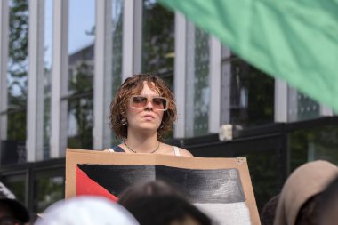 UVA Üniversitesi Amsterdam 7-5-2024 Öğrenci Gösterisindeki Kalabalığın Üzerinde Kadın Özgür Filistinli