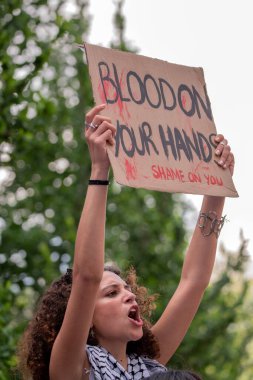 UVA Üniversitesi Amsterdam 13-5-2024 Öğrenci Gösterisi 'nde elinde ilan panosu kanı tutan kadın Filistinli özgür.