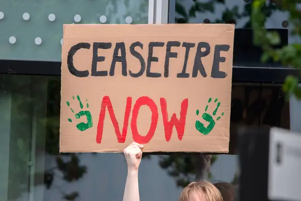 UVA Üniversitesi Amsterdam 7-5-2024 Öğrenci Gösterisinde Billboard Ateşi Durdu