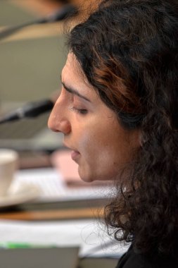 Nilab Ahmadi, Amsterdam Raadszaal binasındaki halk toplantısında Hollanda 10-5-2024