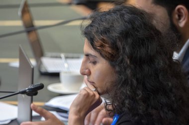 Nilab Ahmadi, Amsterdam Raadszaal binasındaki halk toplantısında Hollanda 10-5-2024