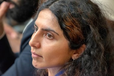 Nilab Ahmadi, Amsterdam Raadszaal binasındaki halk toplantısında Hollanda 10-5-2024