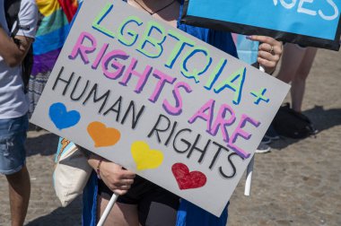 Billboard LGBTQIA + Haklar Amsterdam 'daki Gurur Yürüyüşünde İnsan Haklarıdır. Hollanda 20-7-2024