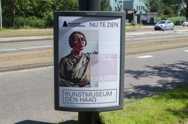 Billboard Kunst Müzesi Amsterdam 'daki Gerçek Renkler Sergisi için Den Haag. Hollanda 24-6-2024