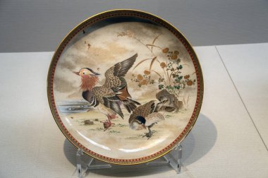 Osaka Japonya 'daki Osaka Tarih Müzesinde Çiçekli ve Kuş Tasarımı Satsuma Porselen Tabağı 2-9-2016