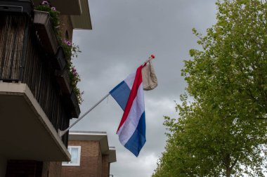 Amsterdam 'da Bir Bayrakta Asılı Okul Çantası Hollanda 12-6-2024