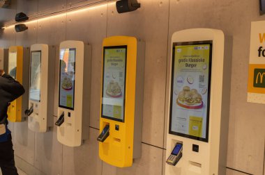 Amsterdam 'daki McDonalds Restoranında self servis makinesi Hollanda 13-6-2024