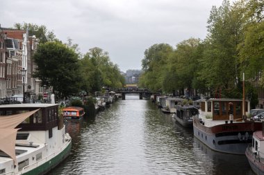 Amsterdam 'daki Köprü Leliesluis' den Görünüm Hollanda 2-9-2021