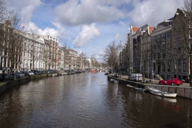 Amsterdam 'daki Keizersgracht ve Leidsegracht Kanalı' nın köşesinden Hollanda 4-3-2020